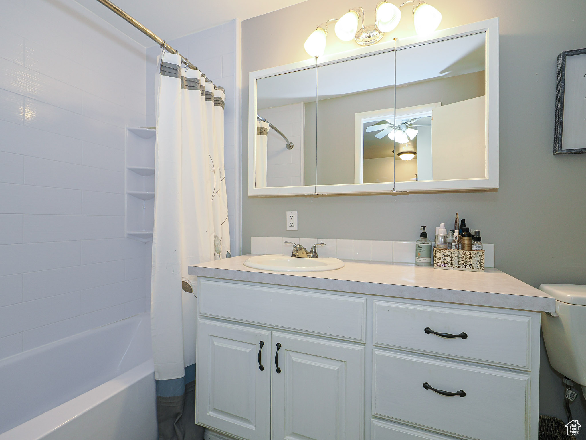 Bathroom with vanity and shower / bathtub combination with curtain