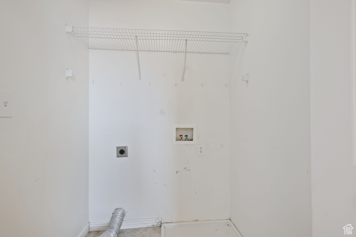 Laundry area featuring electric dryer hookup and washer hookup