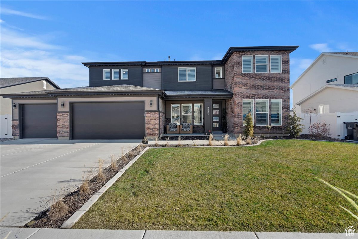 View of front of house featuring a front yard