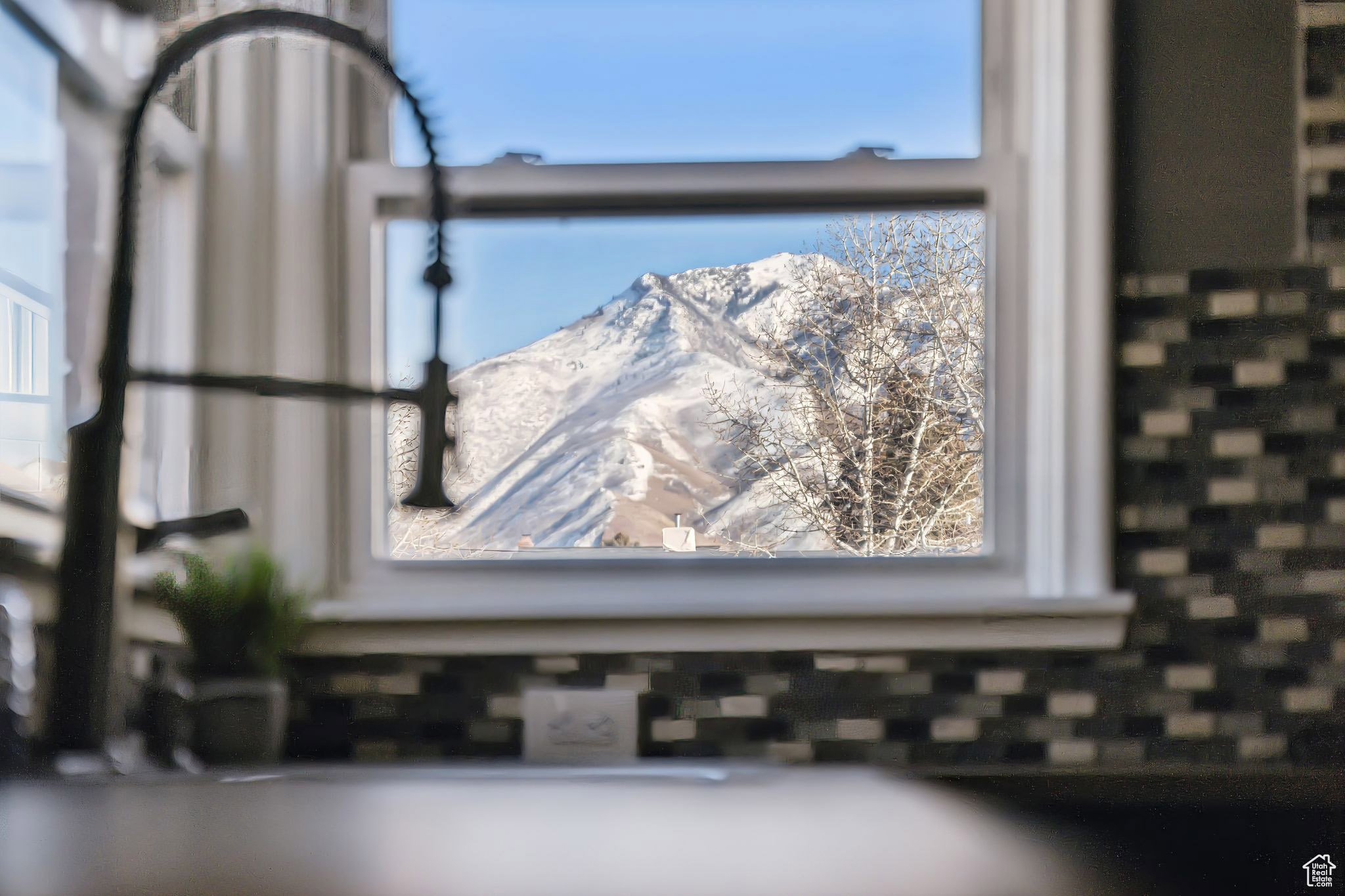 Interior details featuring a mountain view