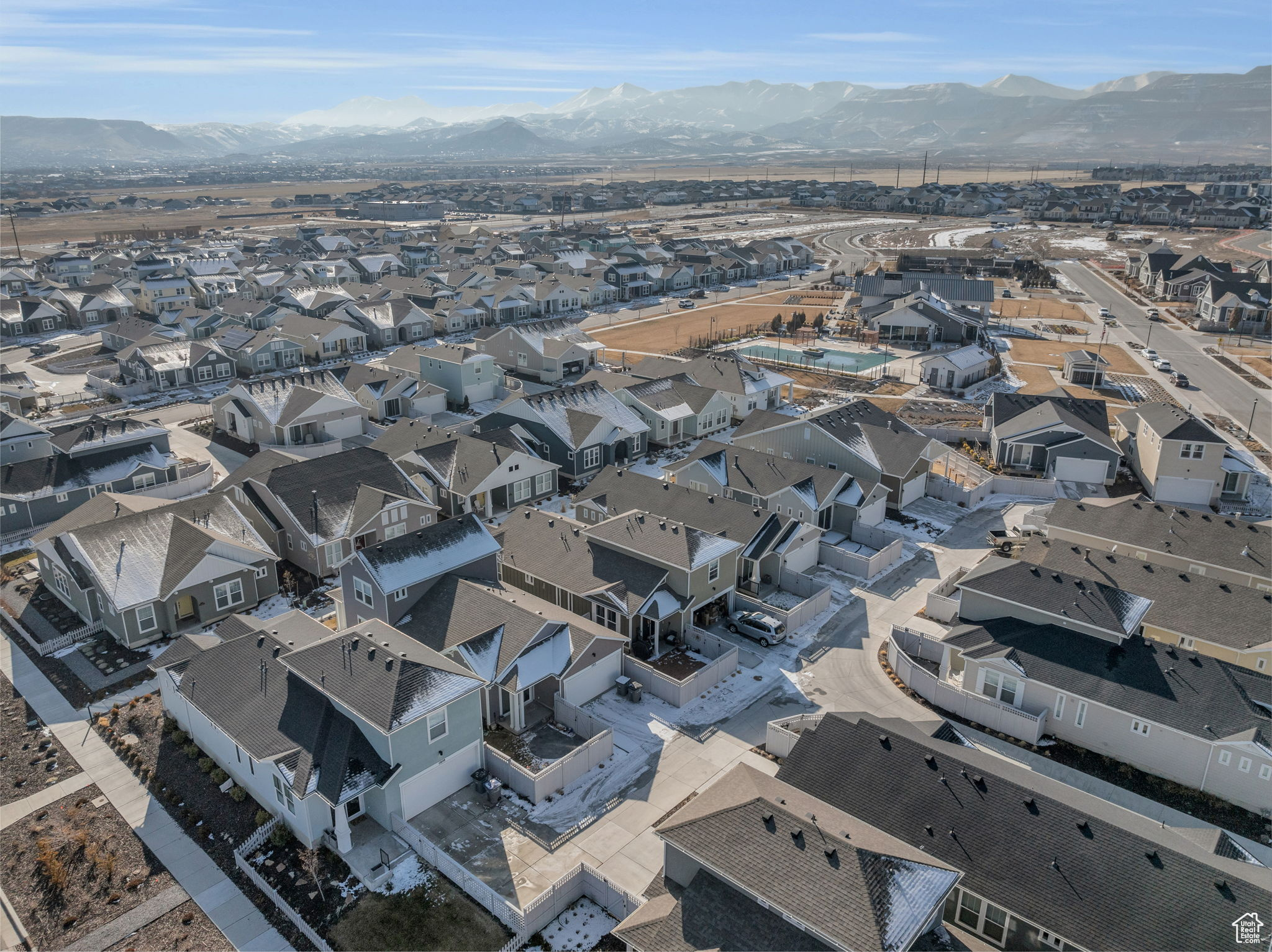 Bird's eye view with a mountain view