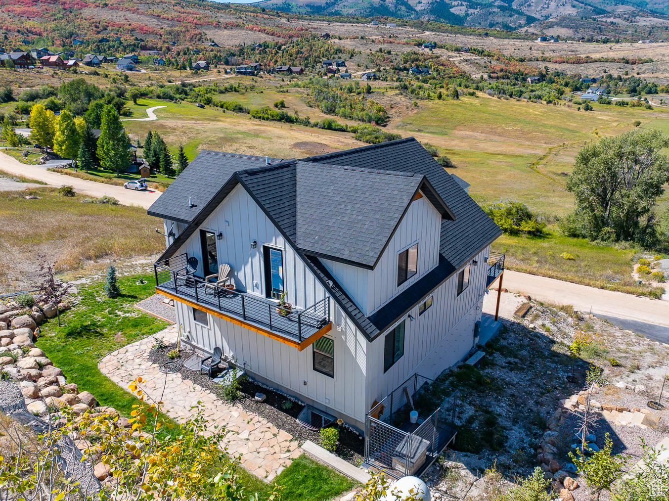 Drone / aerial view featuring a mountain view