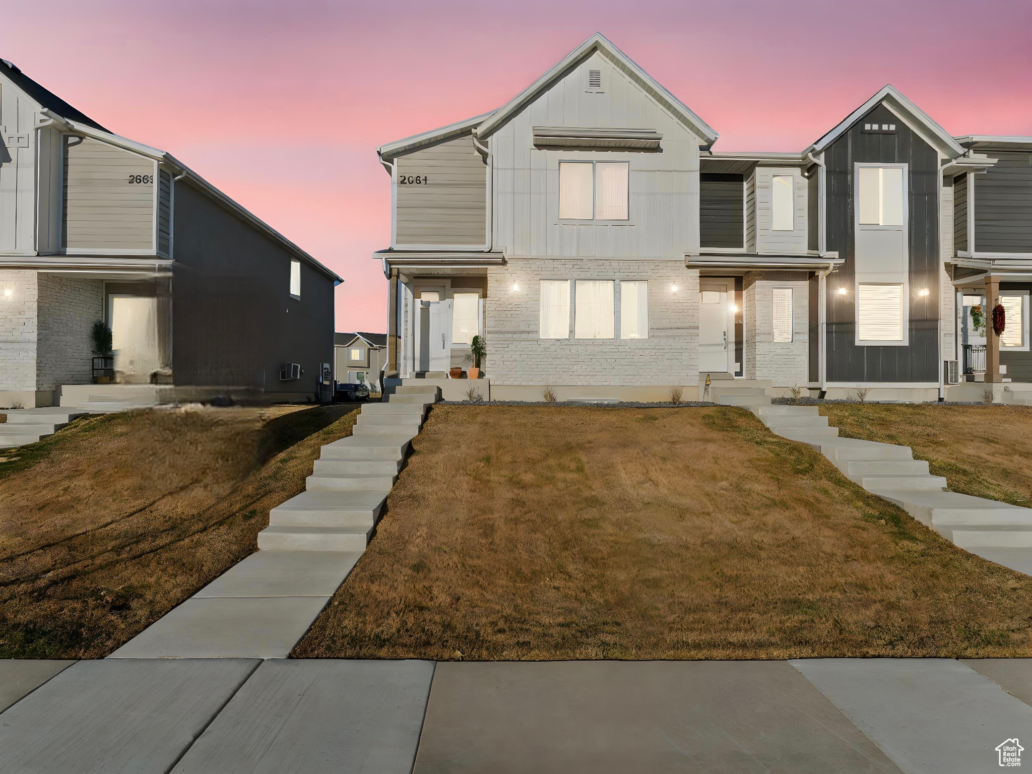 View of front facade with a yard