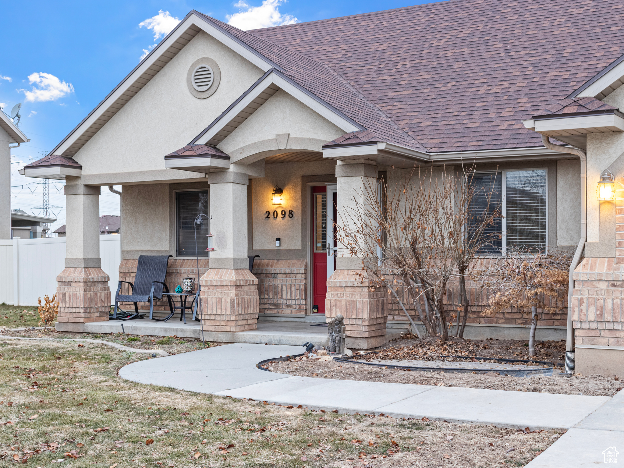 View of front of property featuring a front porch with seating area