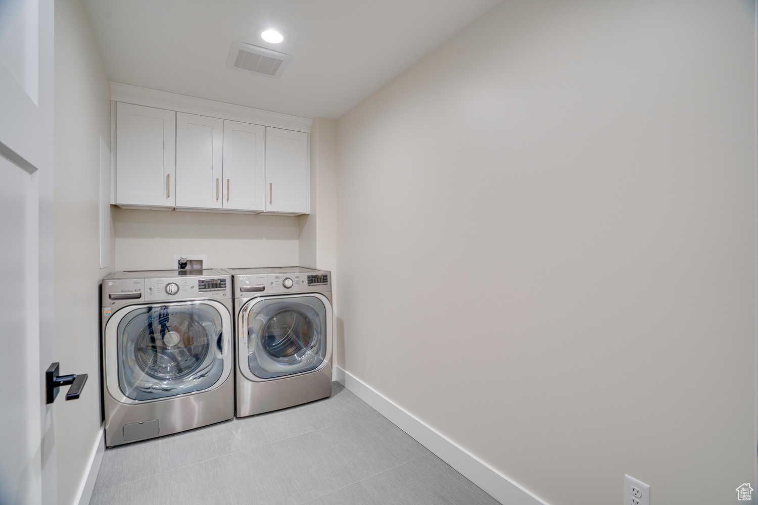 Laundry room with cabinets and independent washer and dryer