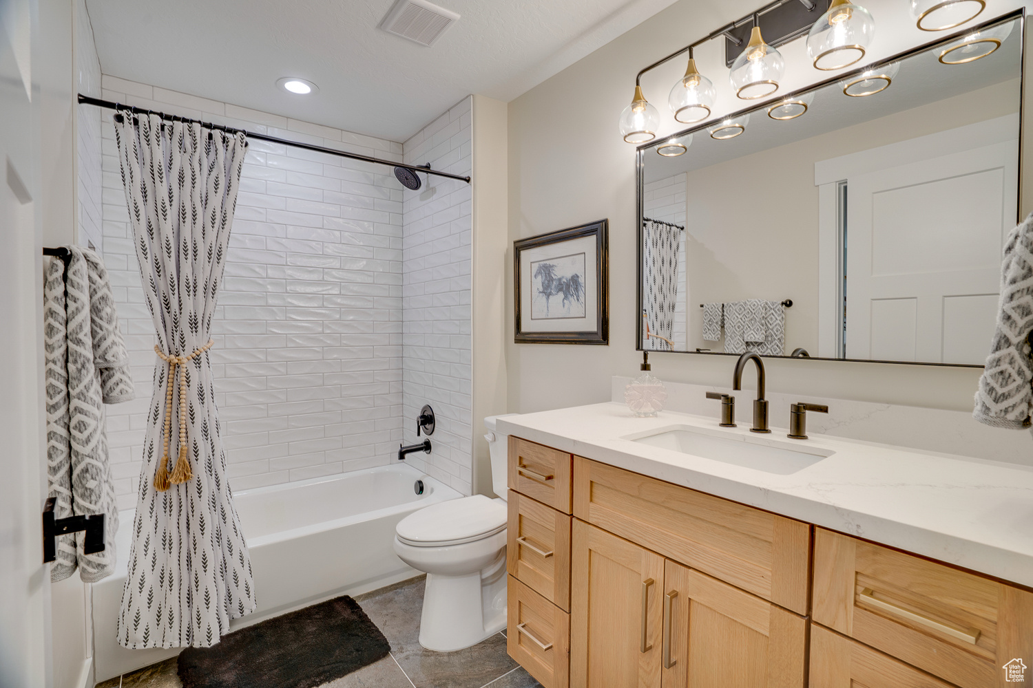 Full bathroom featuring vanity, toilet, and shower / bath combo