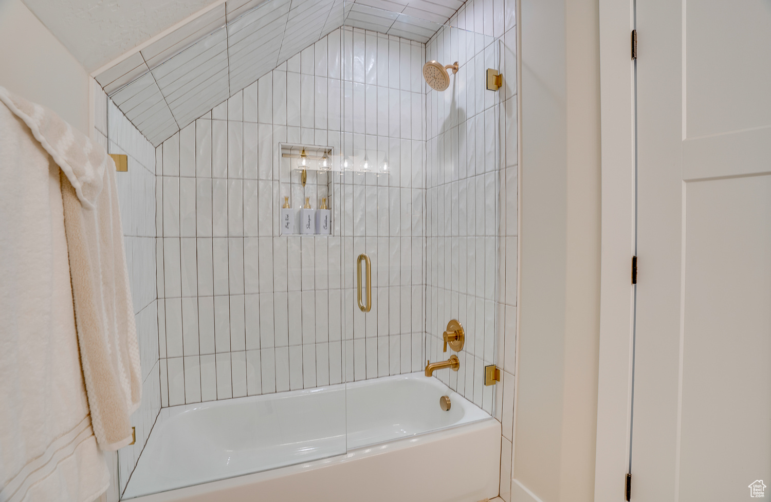 Bathroom with tiled shower / bath