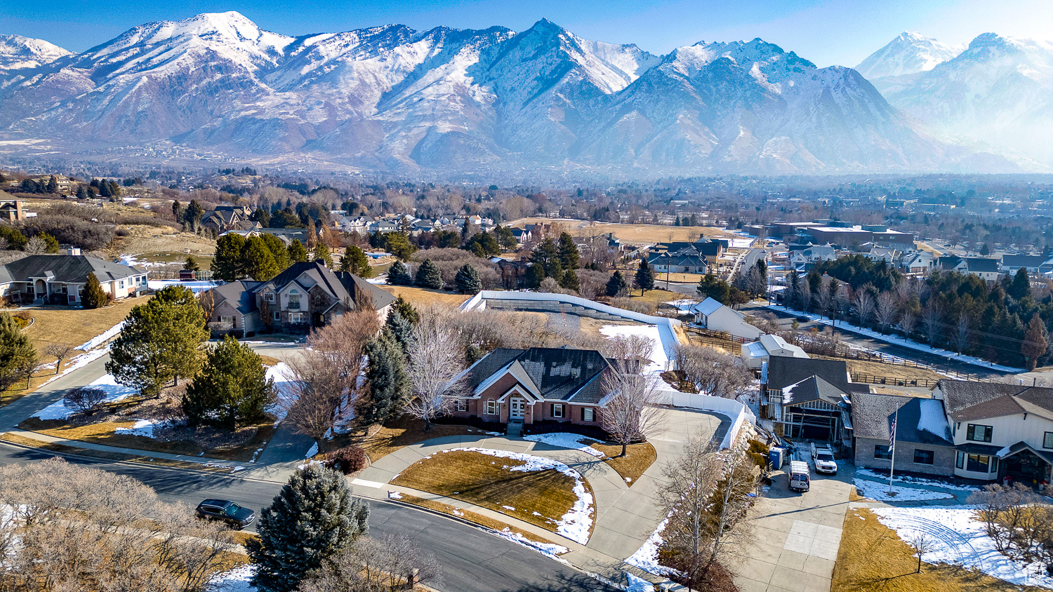 Aerial view with a mountain view