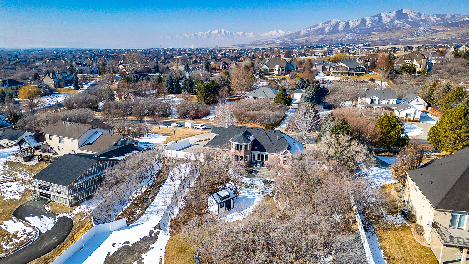 Bird's eye view with a mountain view