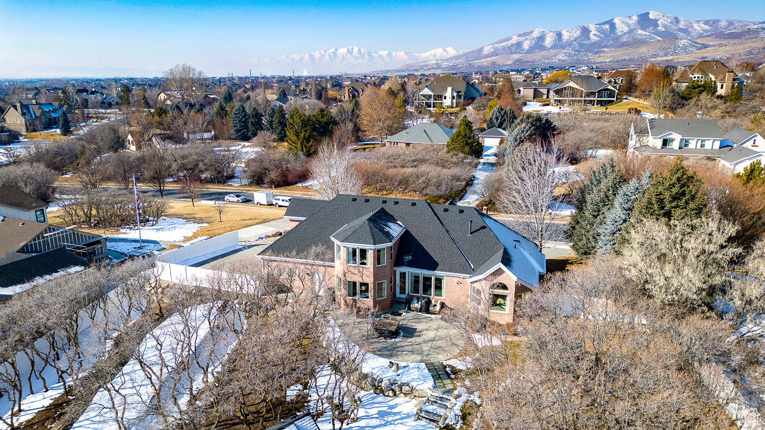 Drone / aerial view featuring a mountain view