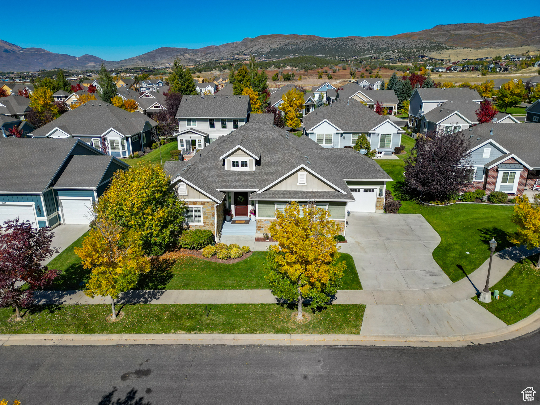 Birds eye view of property with a mountain view