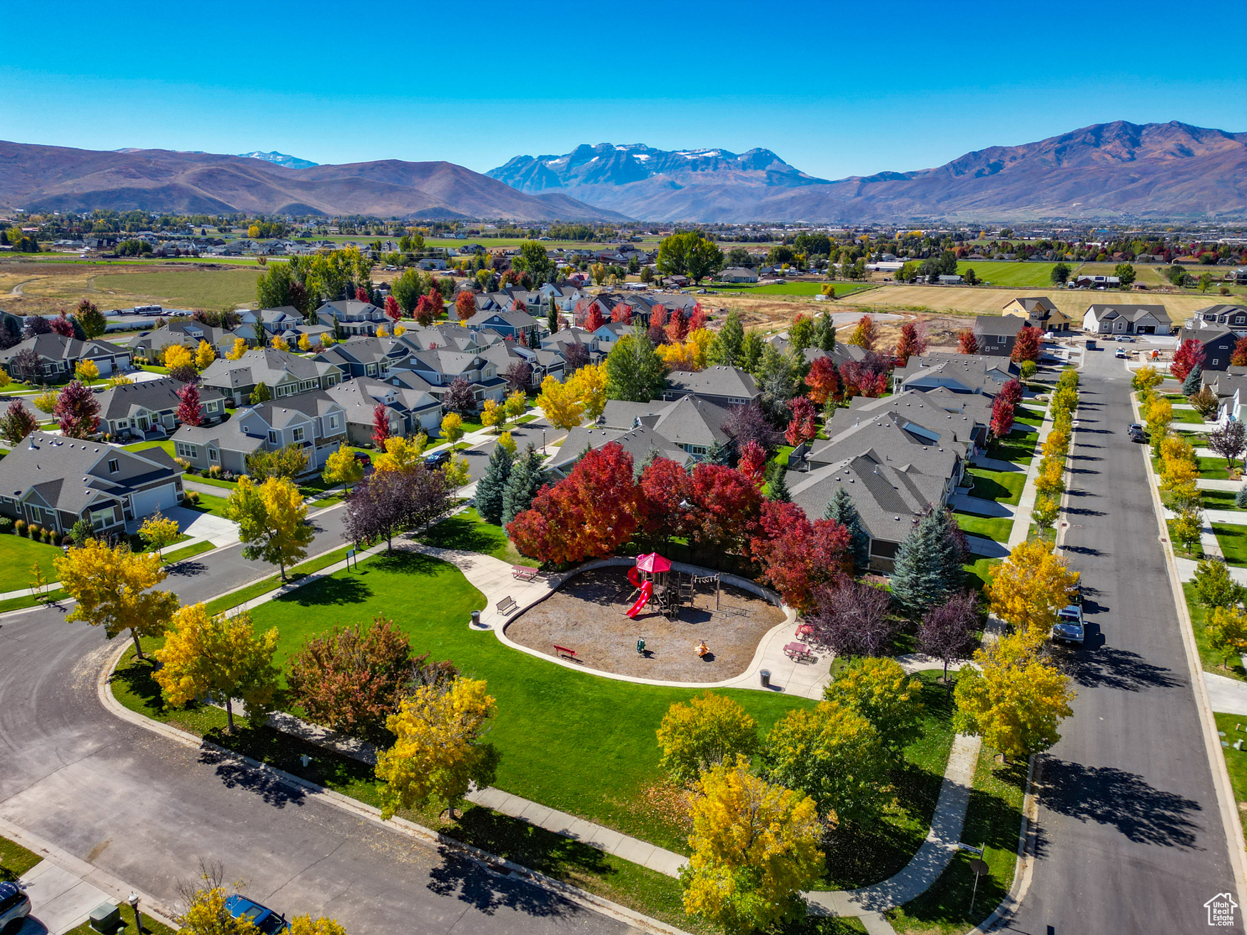 Aerial view with a mountain view