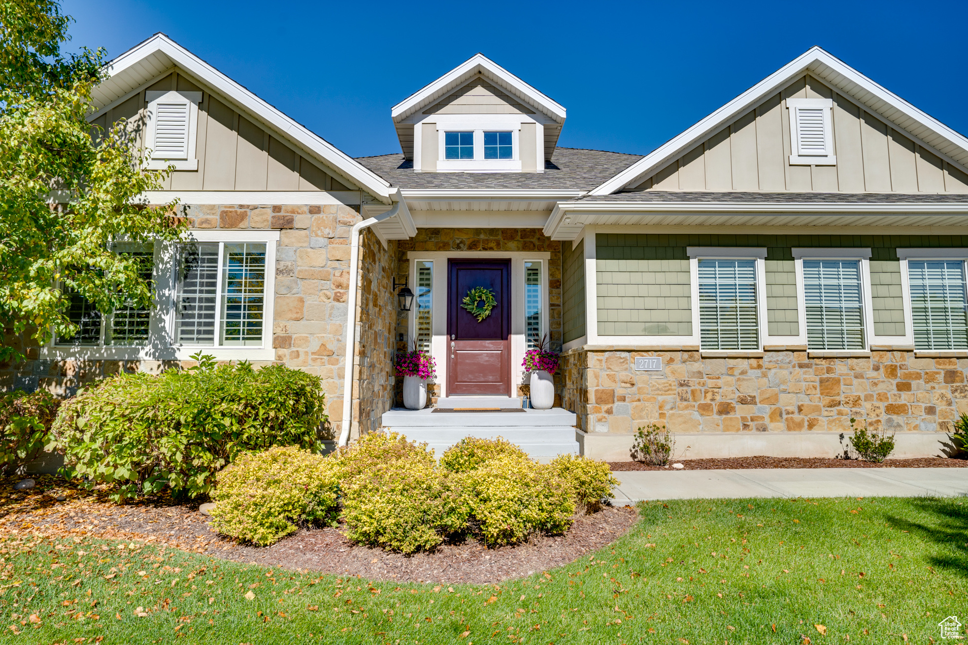 View of front of home featuring a front yard