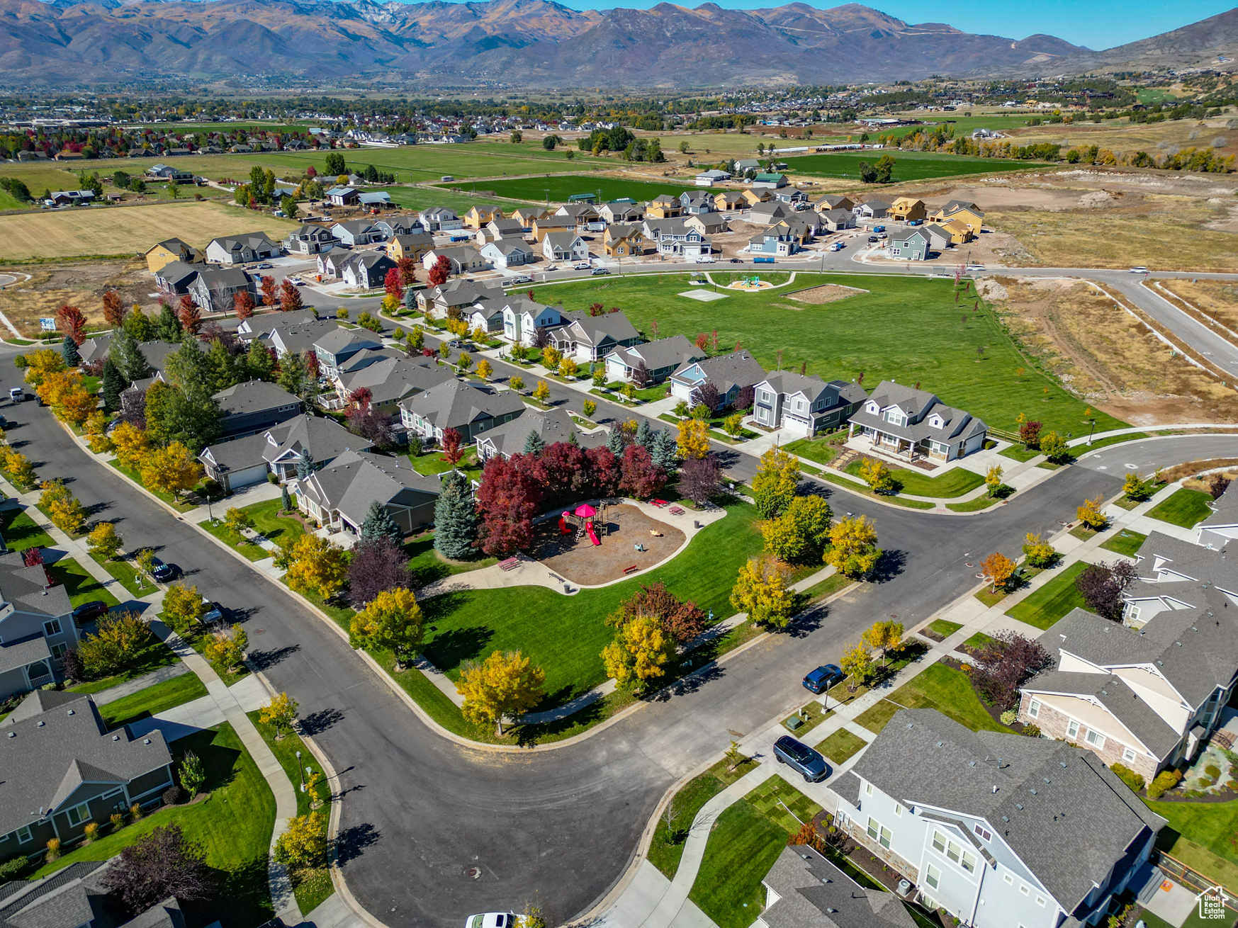 Birds eye view of property featuring a mountain view