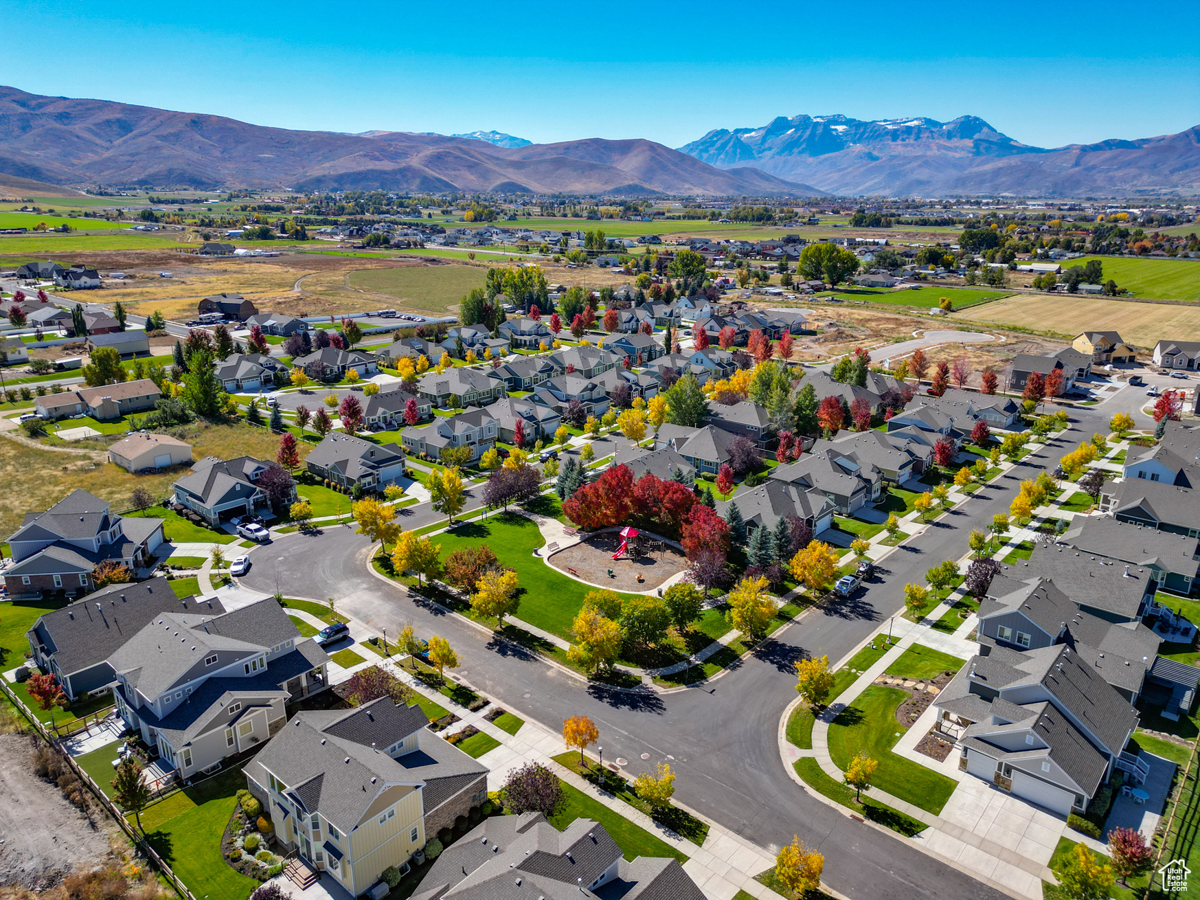 Bird's eye view with a mountain view