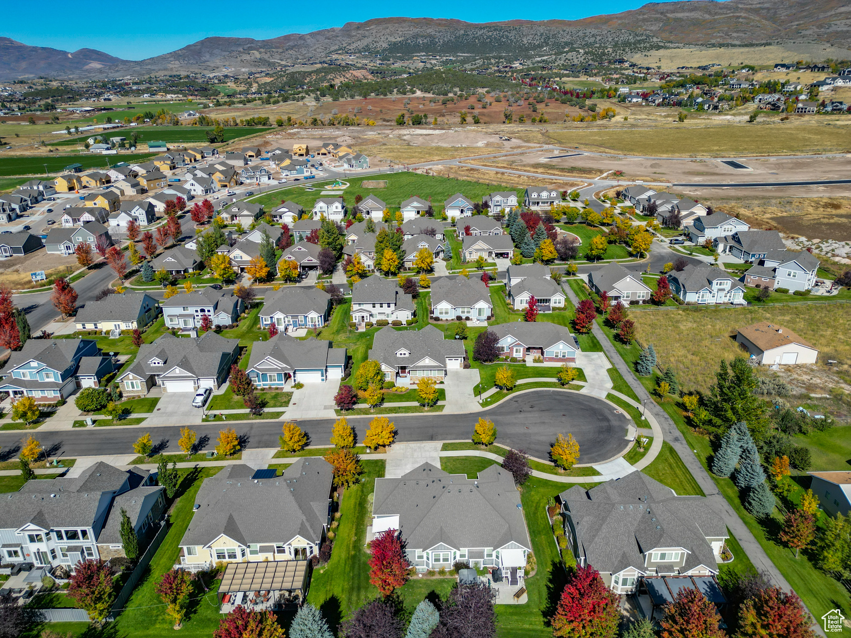 Bird's eye view featuring a mountain view