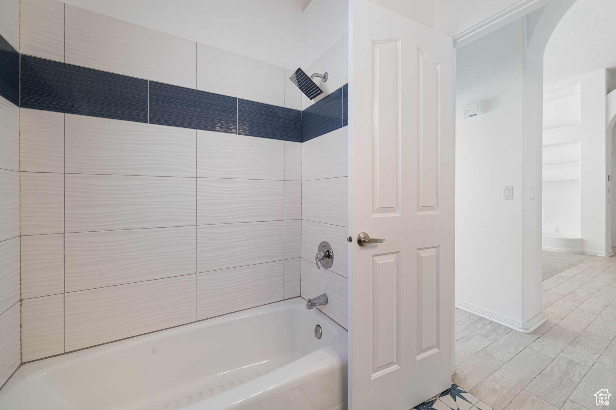 Bathroom with tiled shower / bath