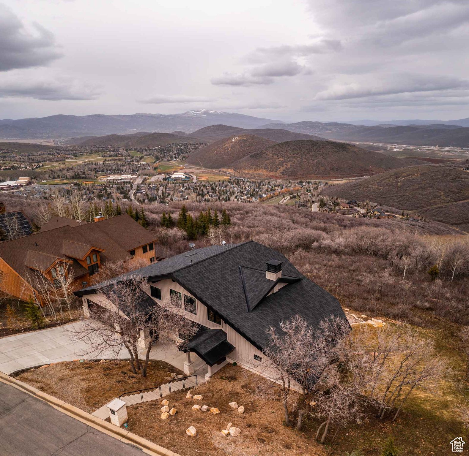 Birds eye view of property featuring a mountain view