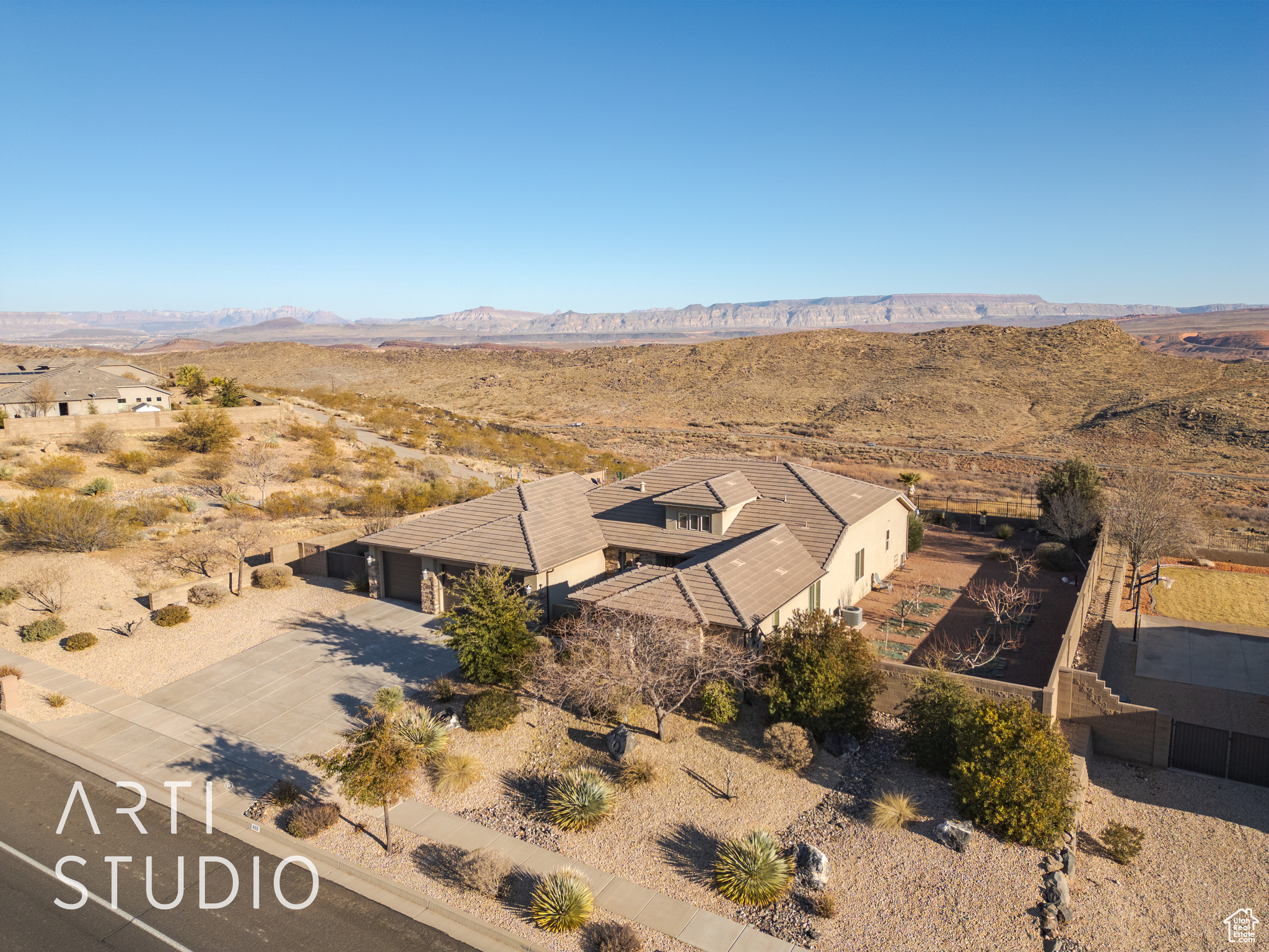 Bird's eye view with a mountain view and golf course below