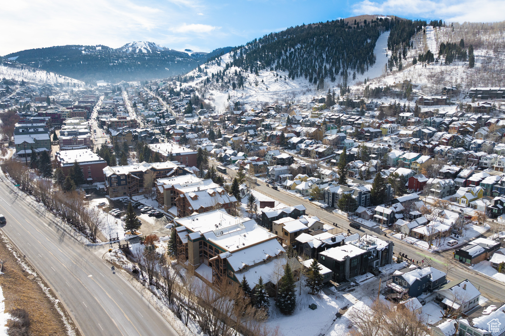 Snowy aerial view with a mountain view