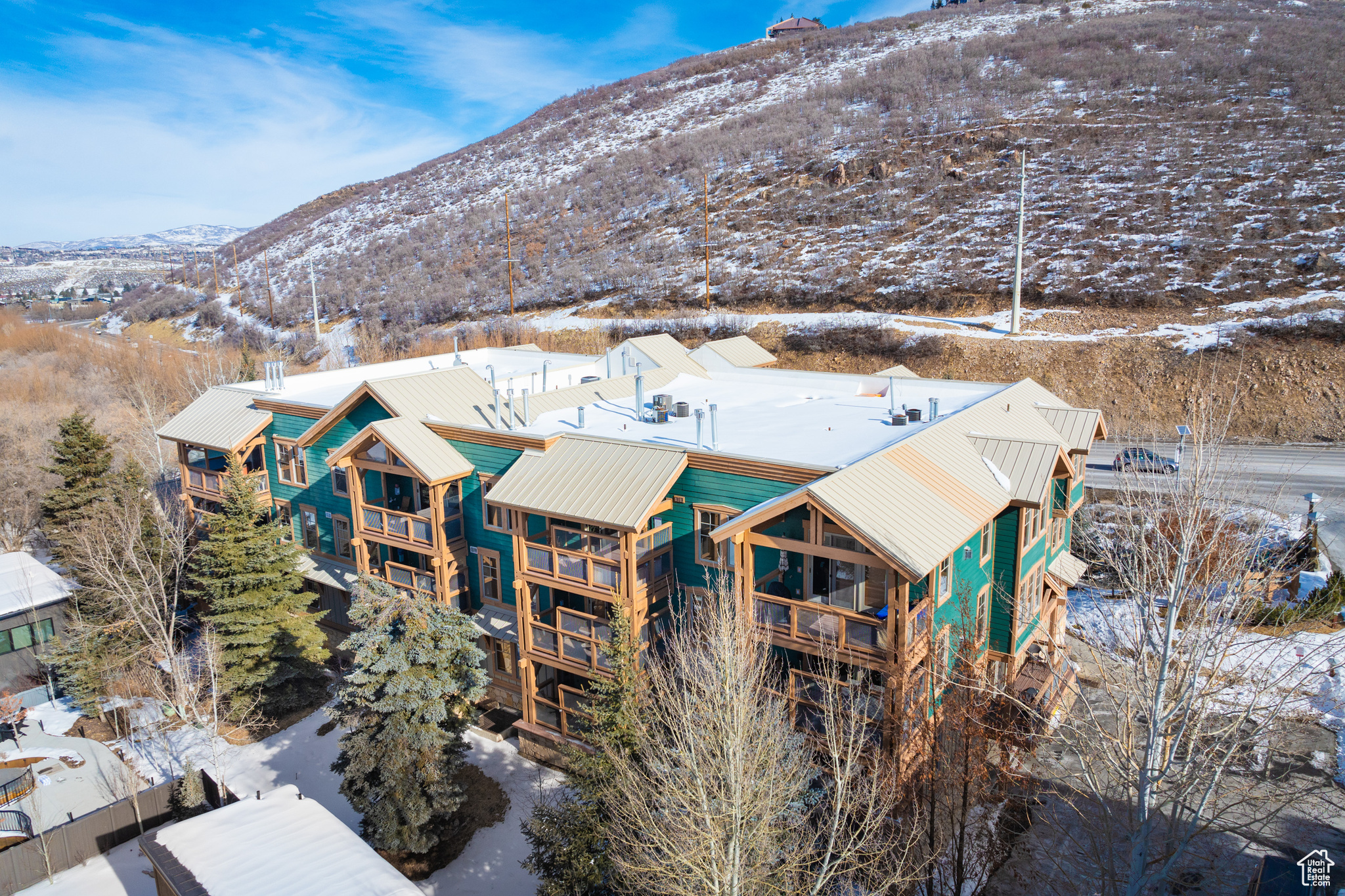 Snowy aerial view featuring a mountain view