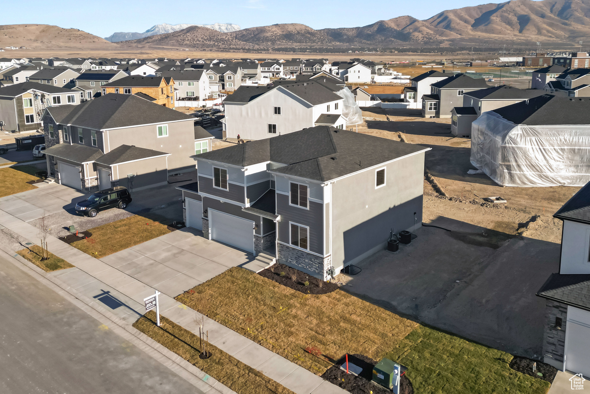 Aerial view with a mountain view