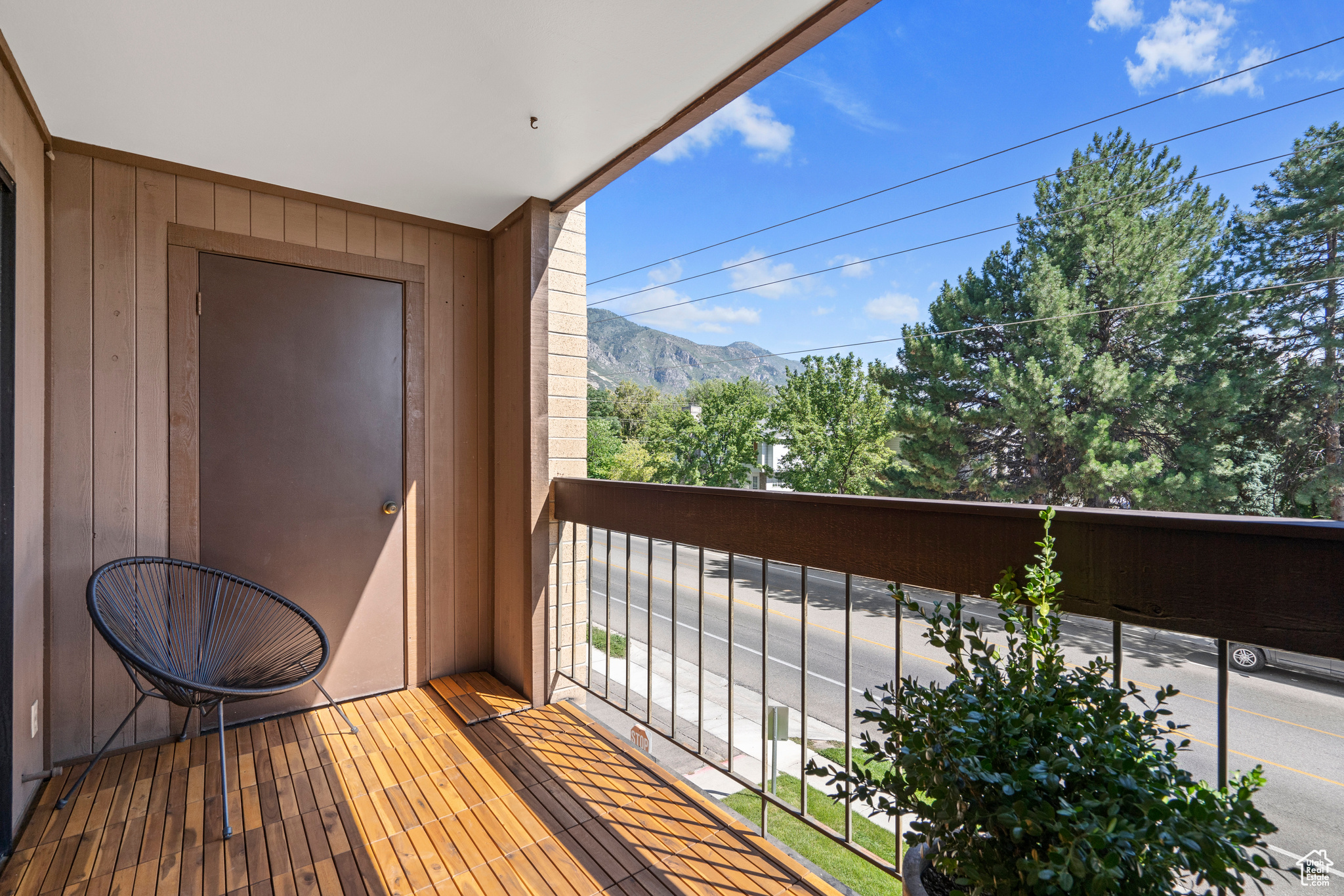 Balcony featuring a mountain view