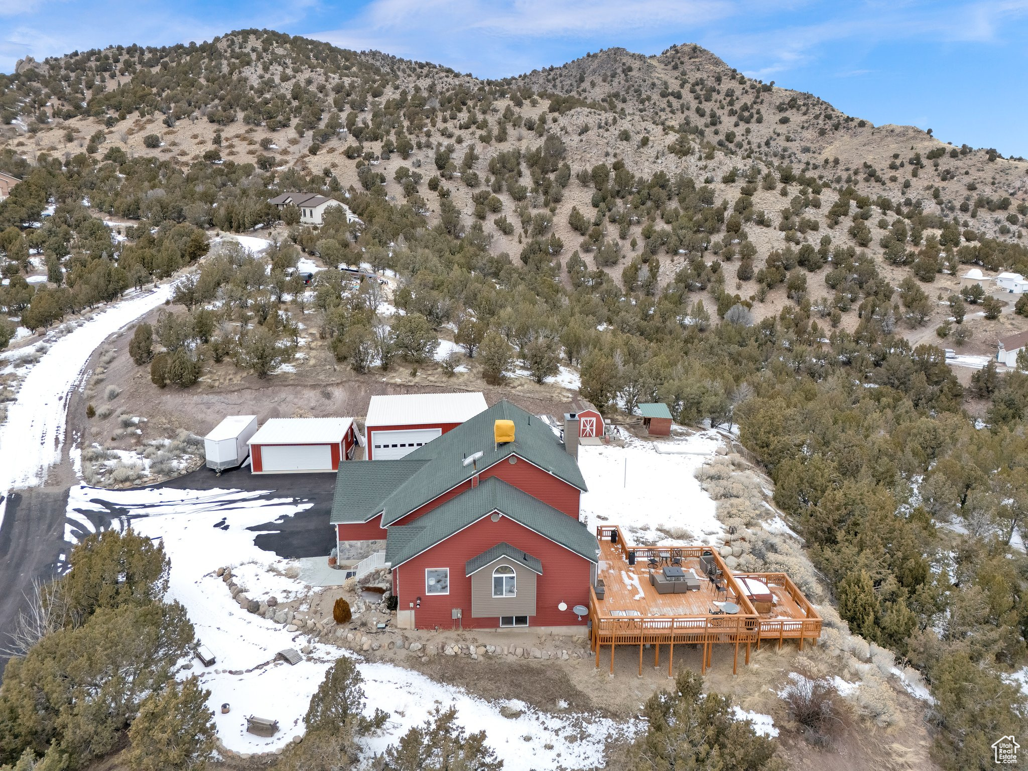 Snowy aerial view featuring a mountain view