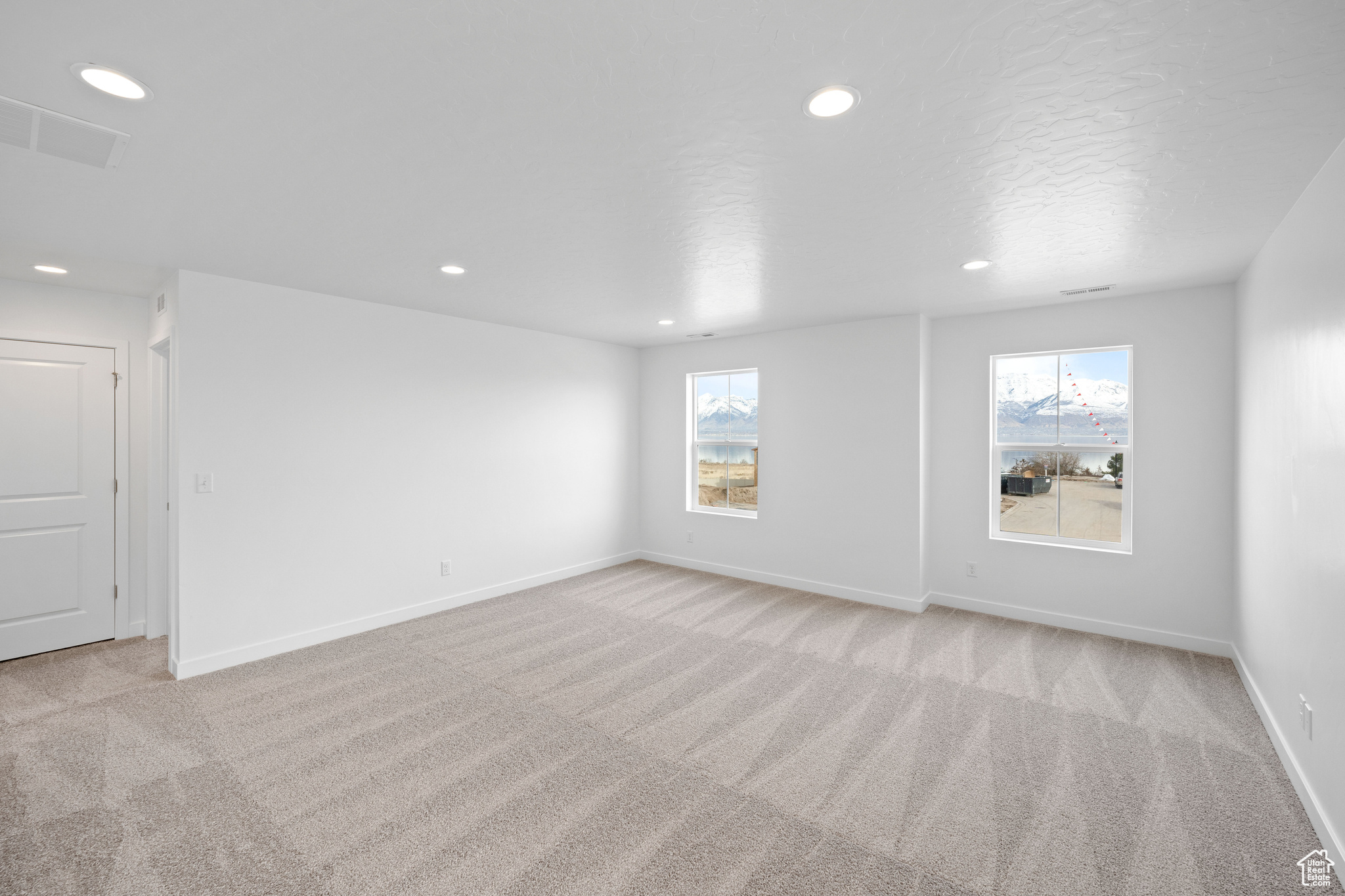 Loft featuring a textured ceiling