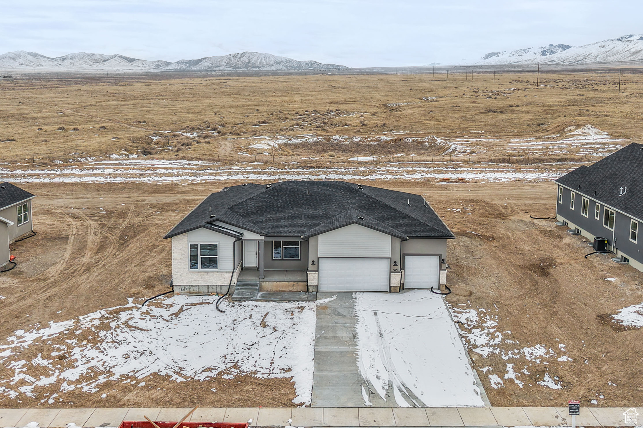 Snowy aerial view featuring a mountain view