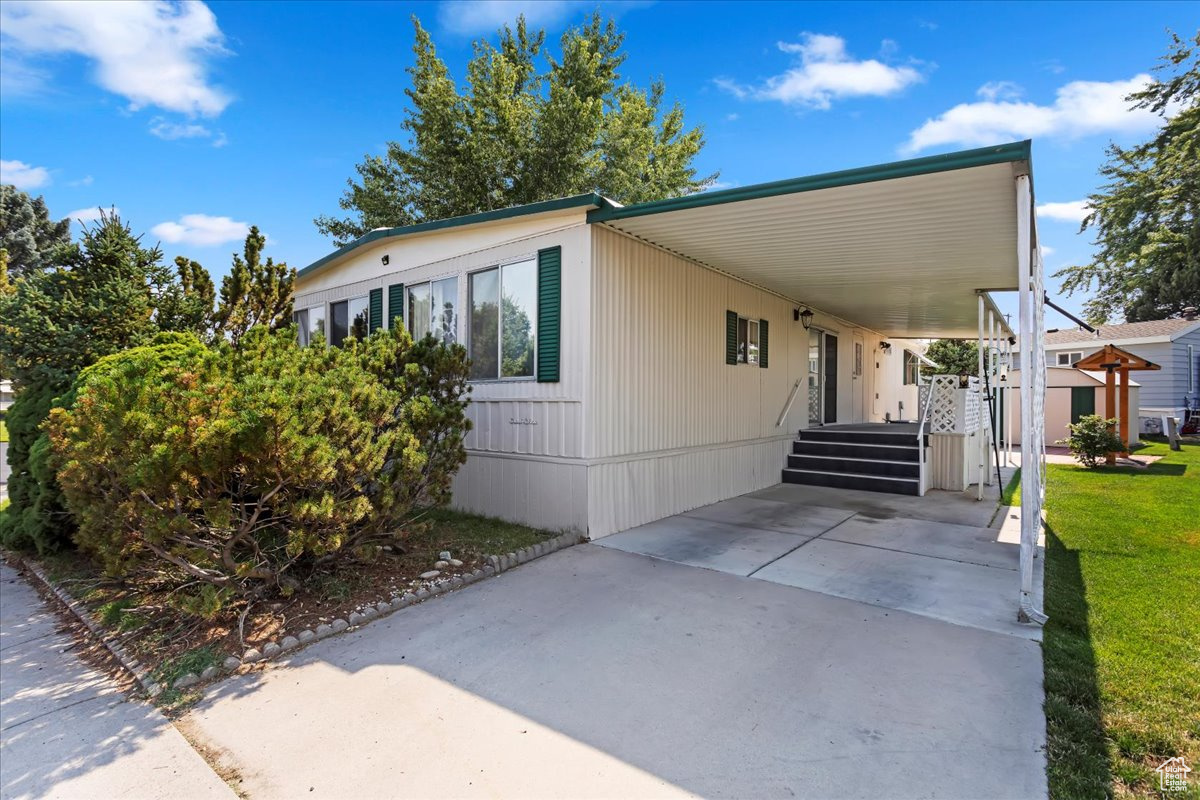 Manufactured / mobile home featuring a carport