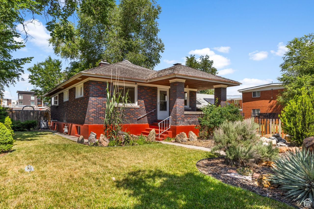 View of front of home featuring a front yard