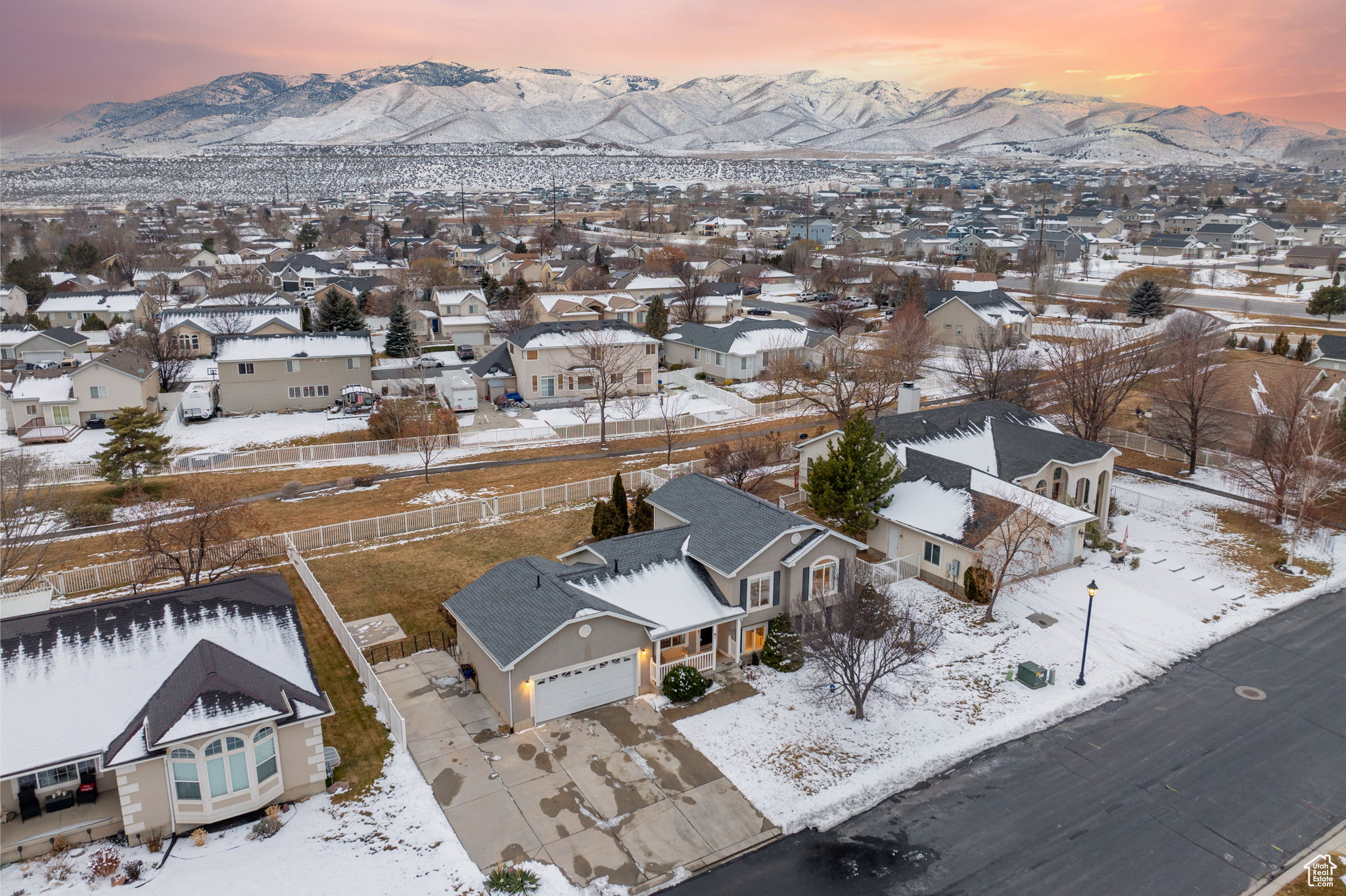 Snowy aerial view with a mountain view