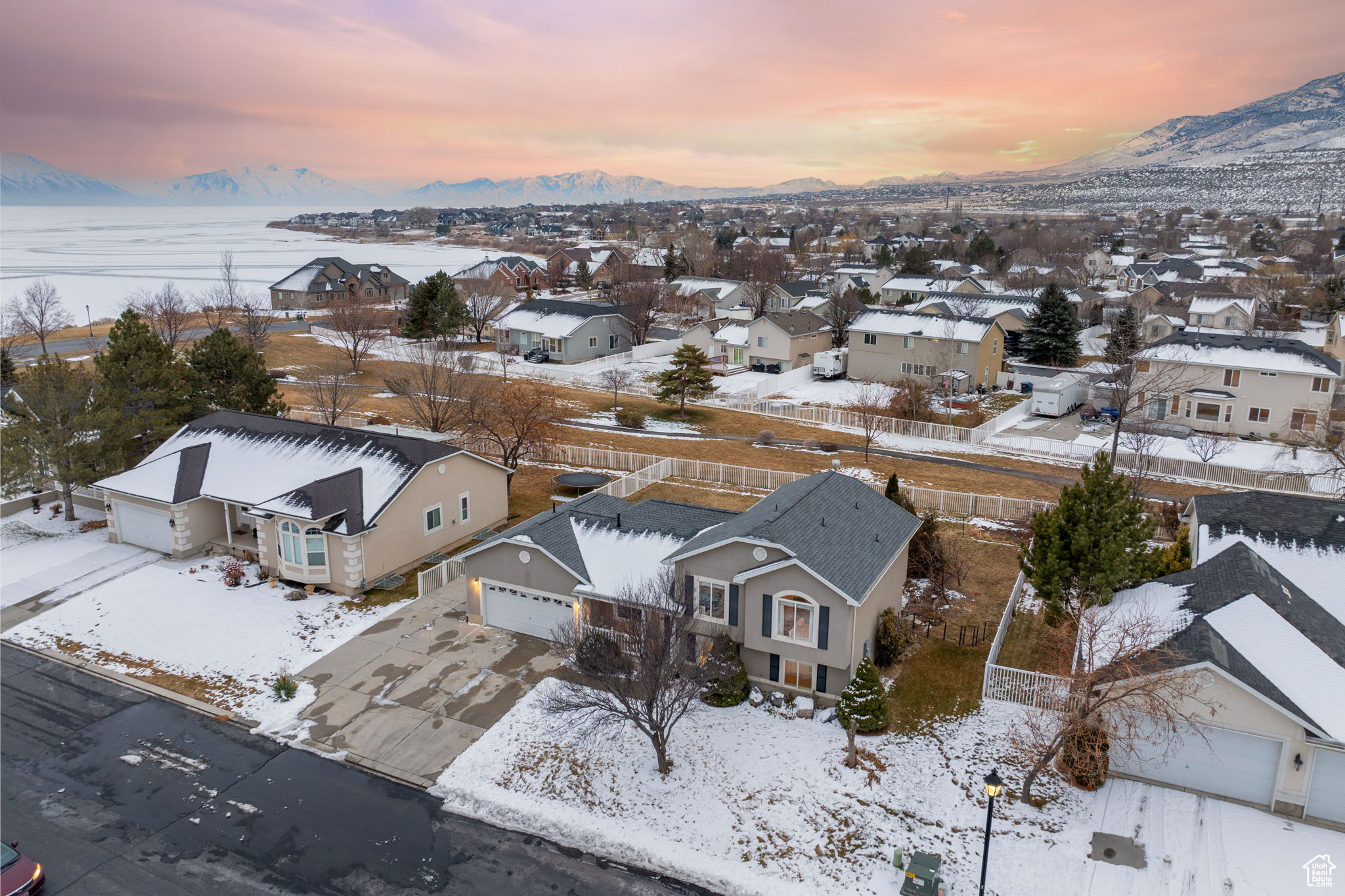 Snowy aerial view featuring a mountain view