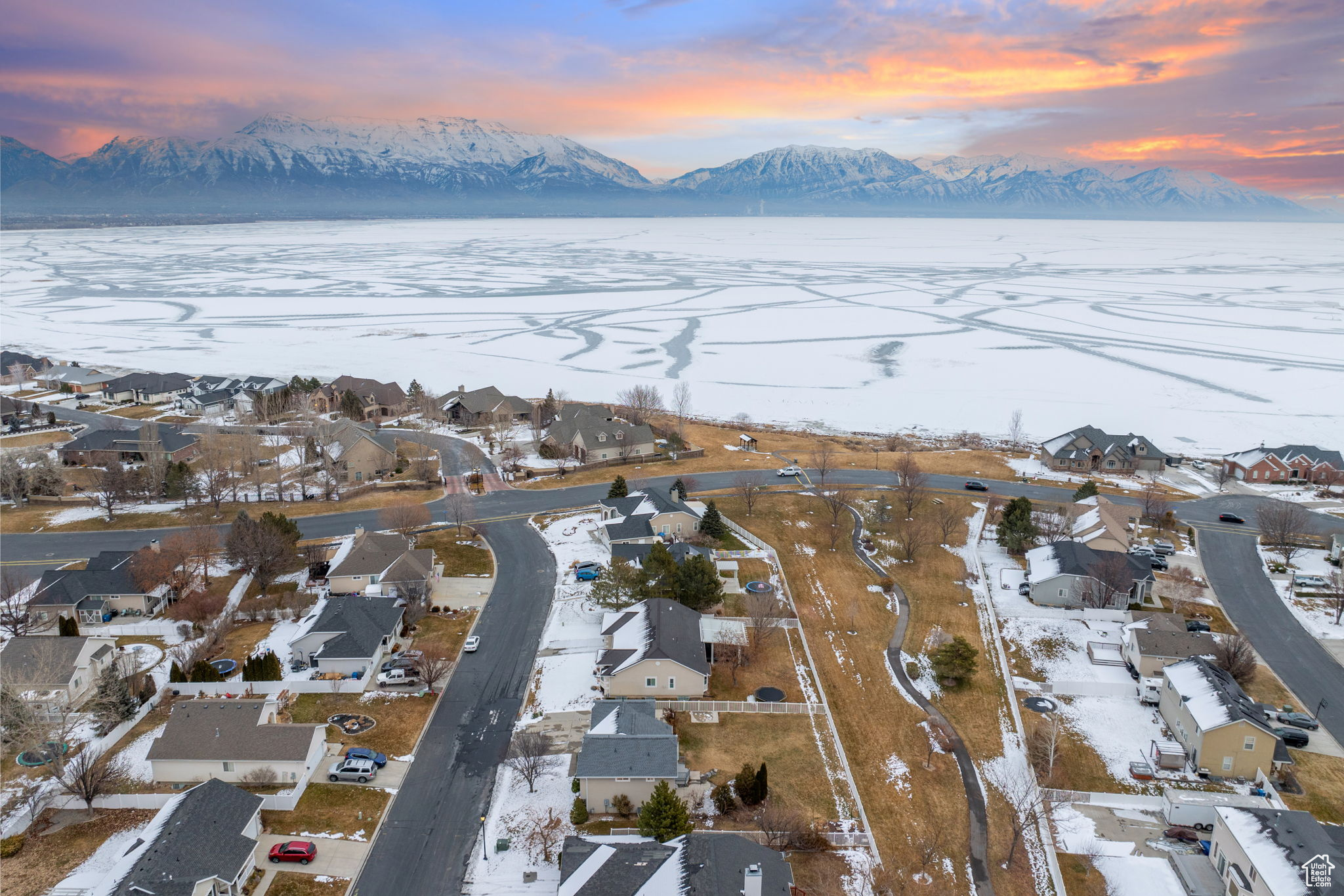 Snowy aerial view featuring a mountain view