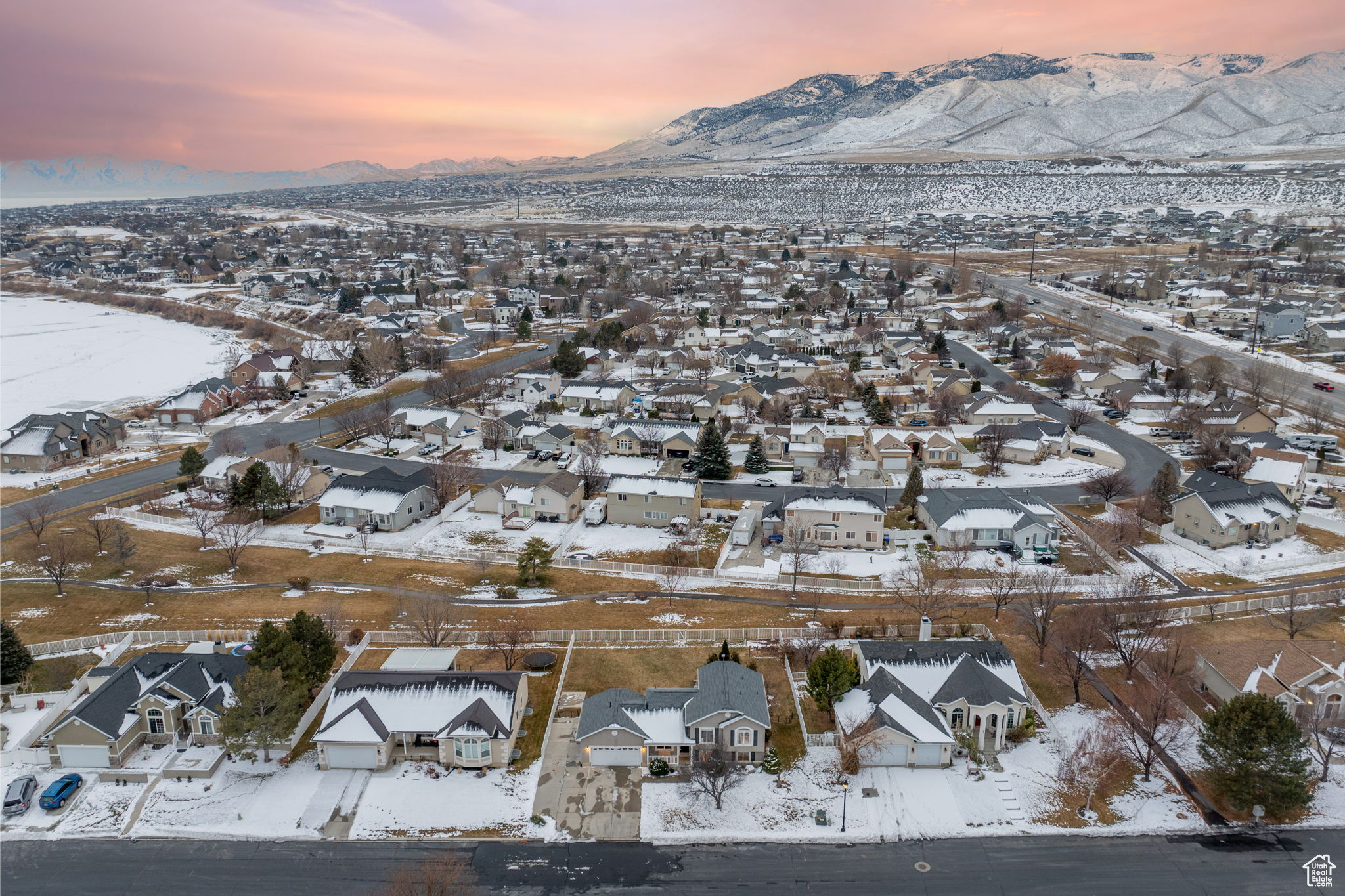 Snowy aerial view featuring a mountain view