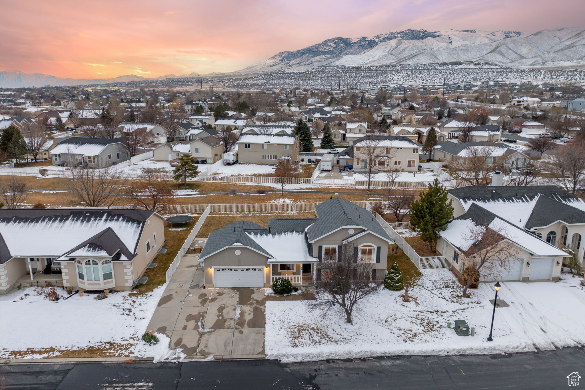 Snowy aerial view featuring a mountain view