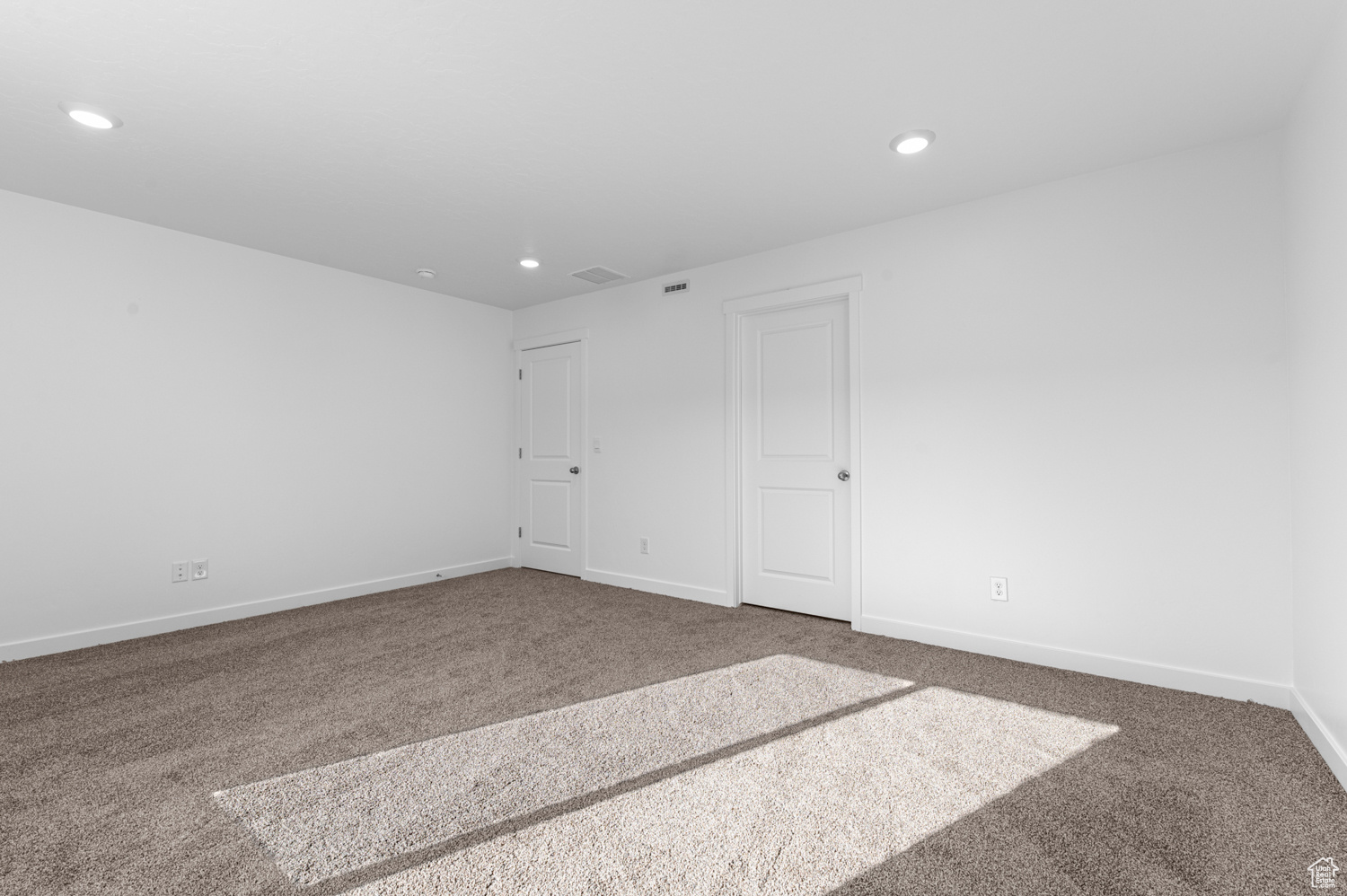 Spare room with carpet flooring