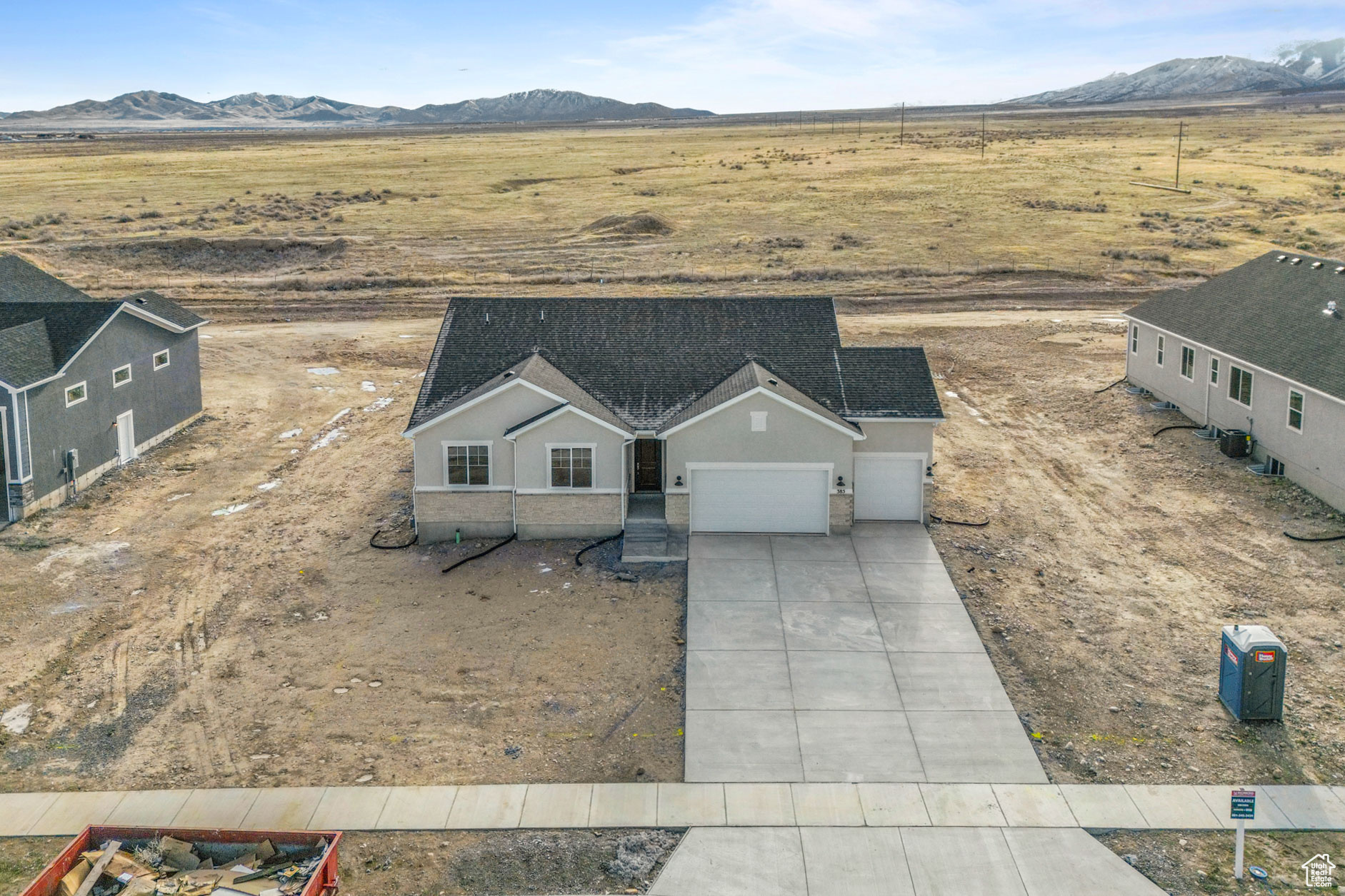 Bird's eye view with a mountain view