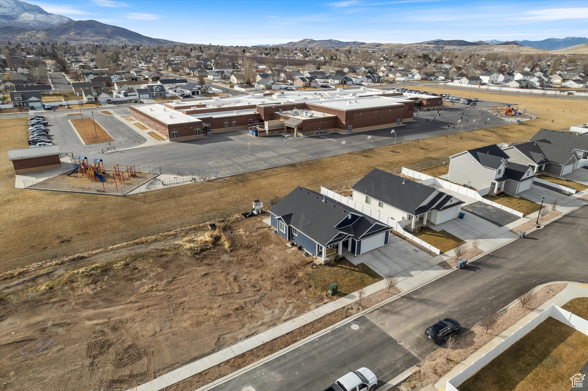 Birds eye view of property featuring a mountain view