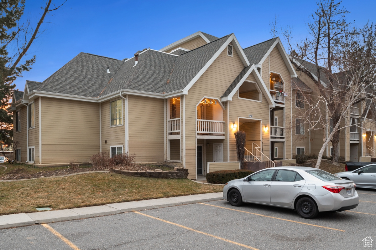 View of front of home featuring a front yard