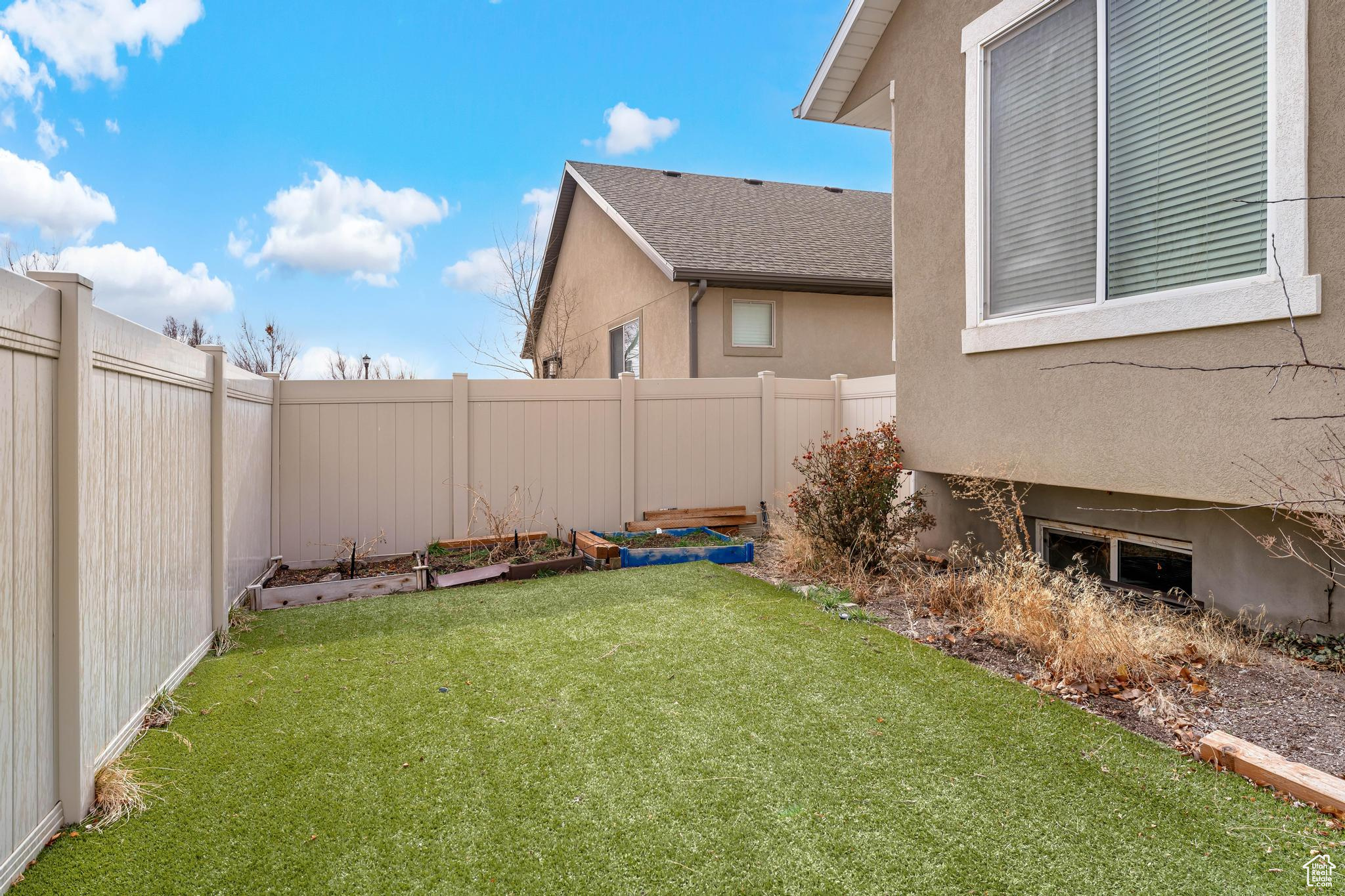 Fully Fenced Yard, Artificial grass