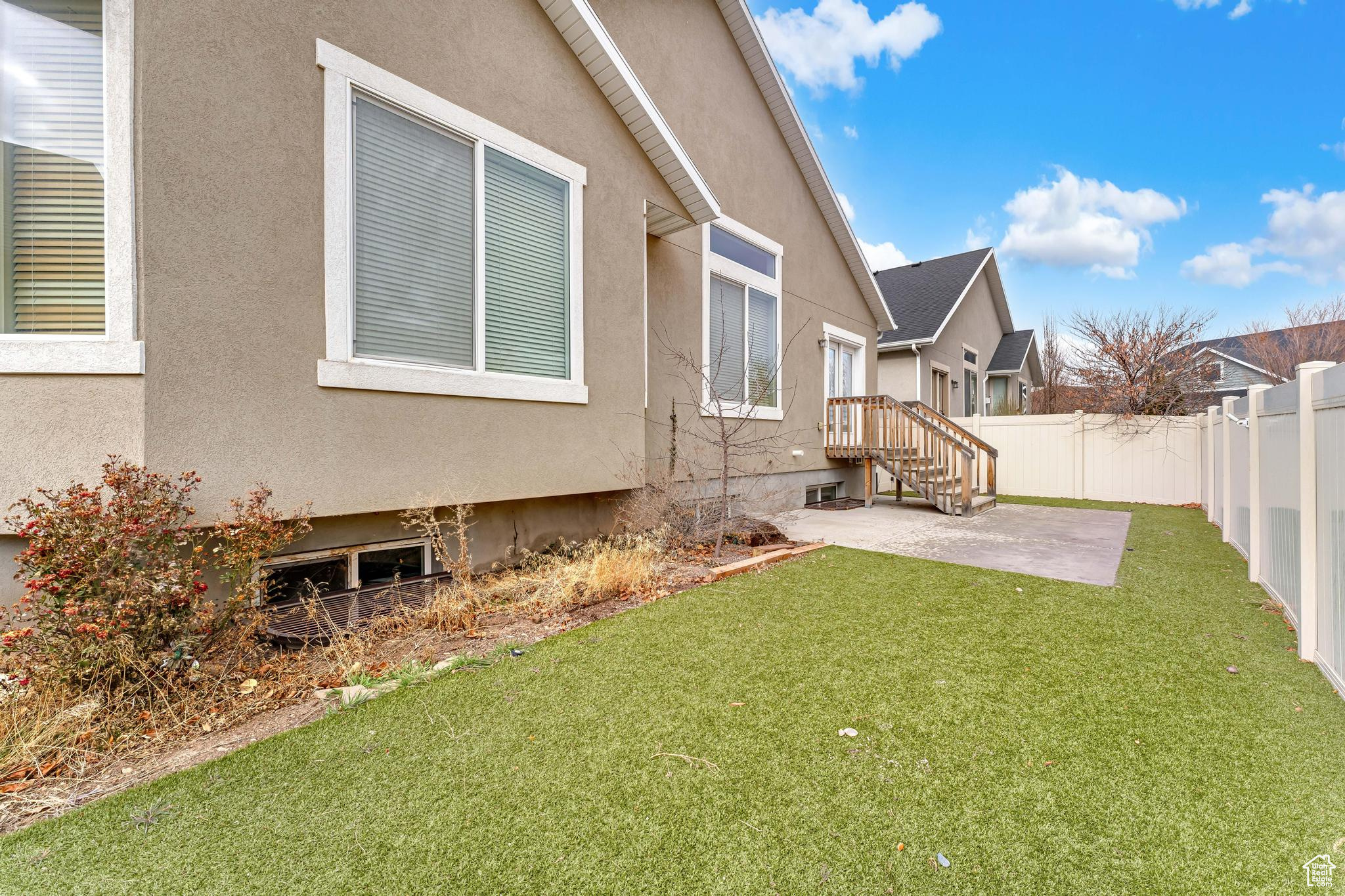 Plush artificial grass = no maintenance!