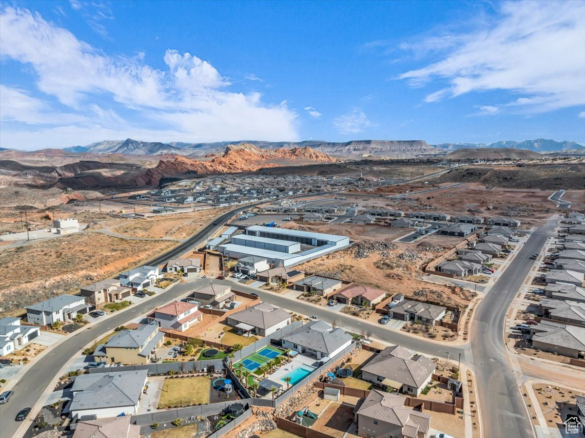 Aerial view with a mountain view