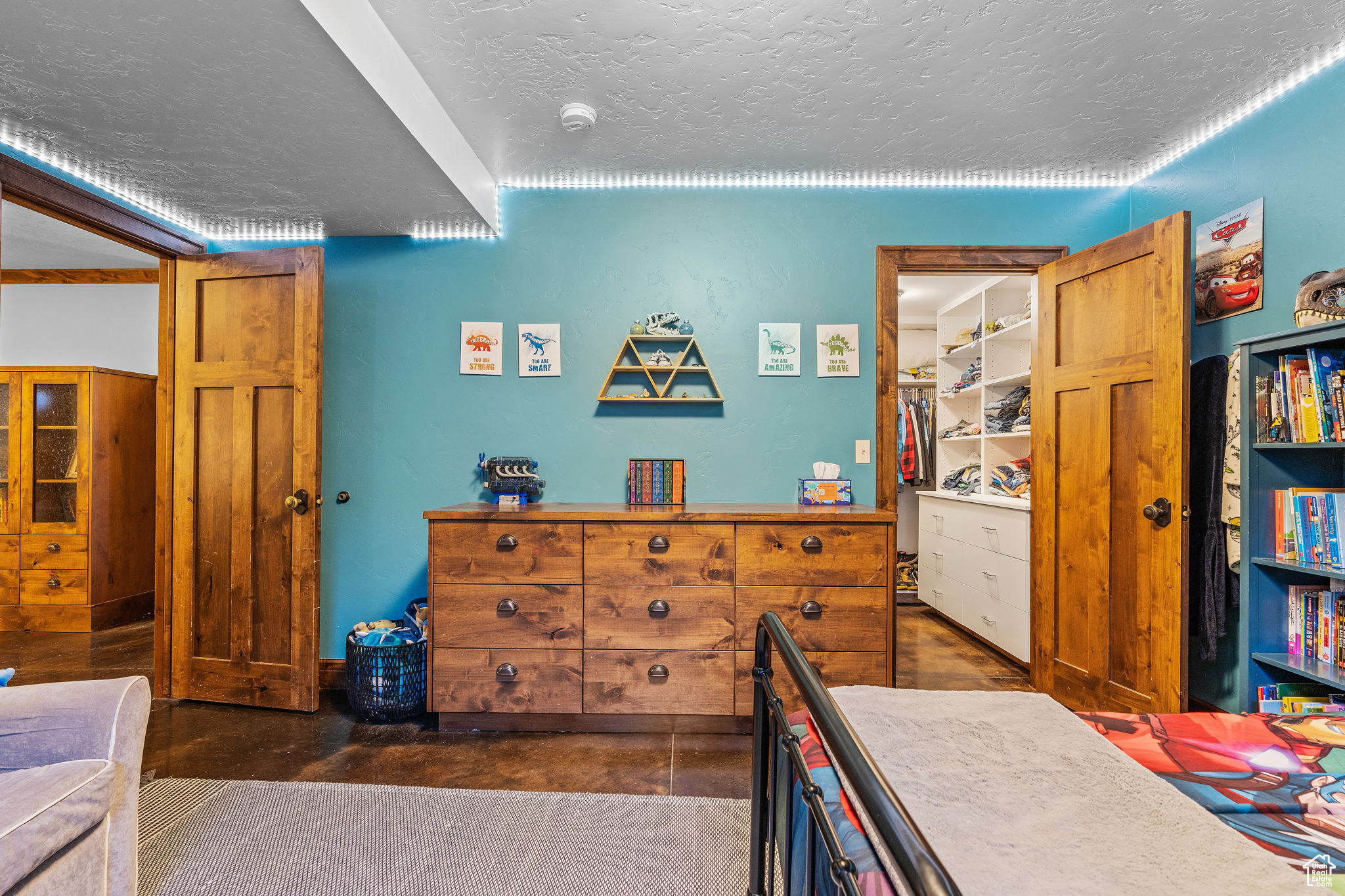 Bedroom with a textured ceiling