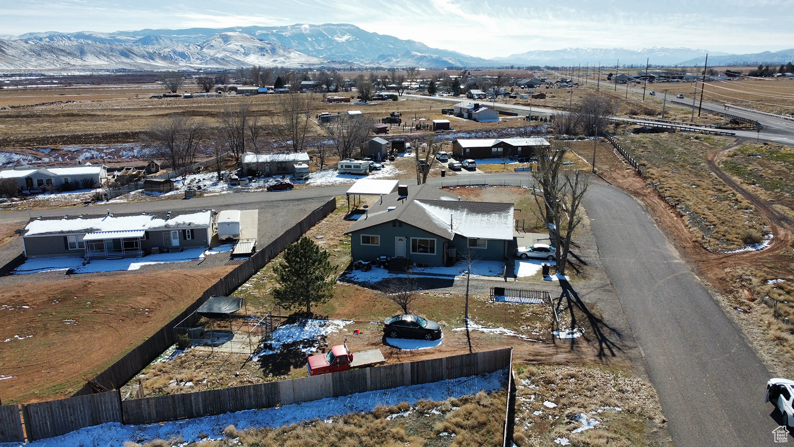 Birds eye view of property featuring a mountain view