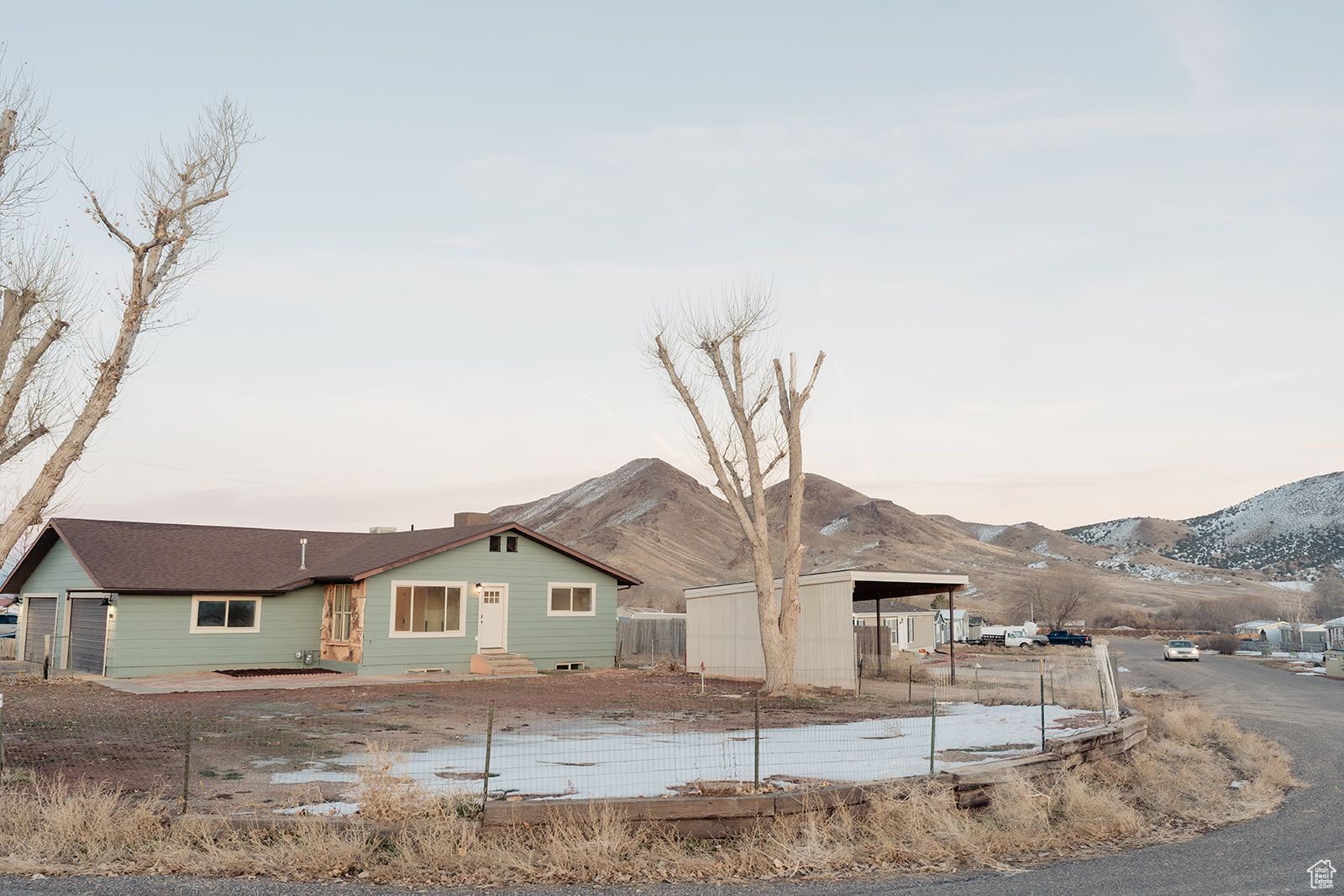 Ranch-style home with a mountain view