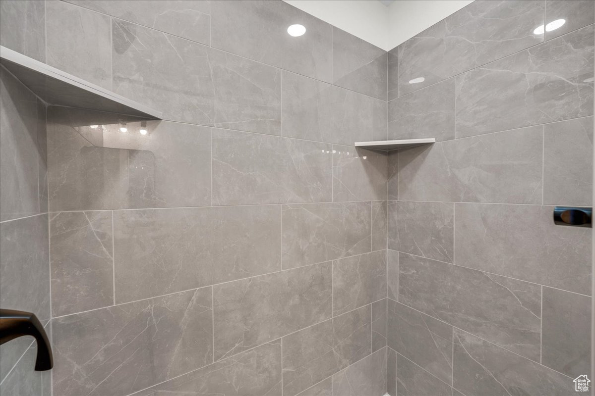 Bathroom featuring a tile shower