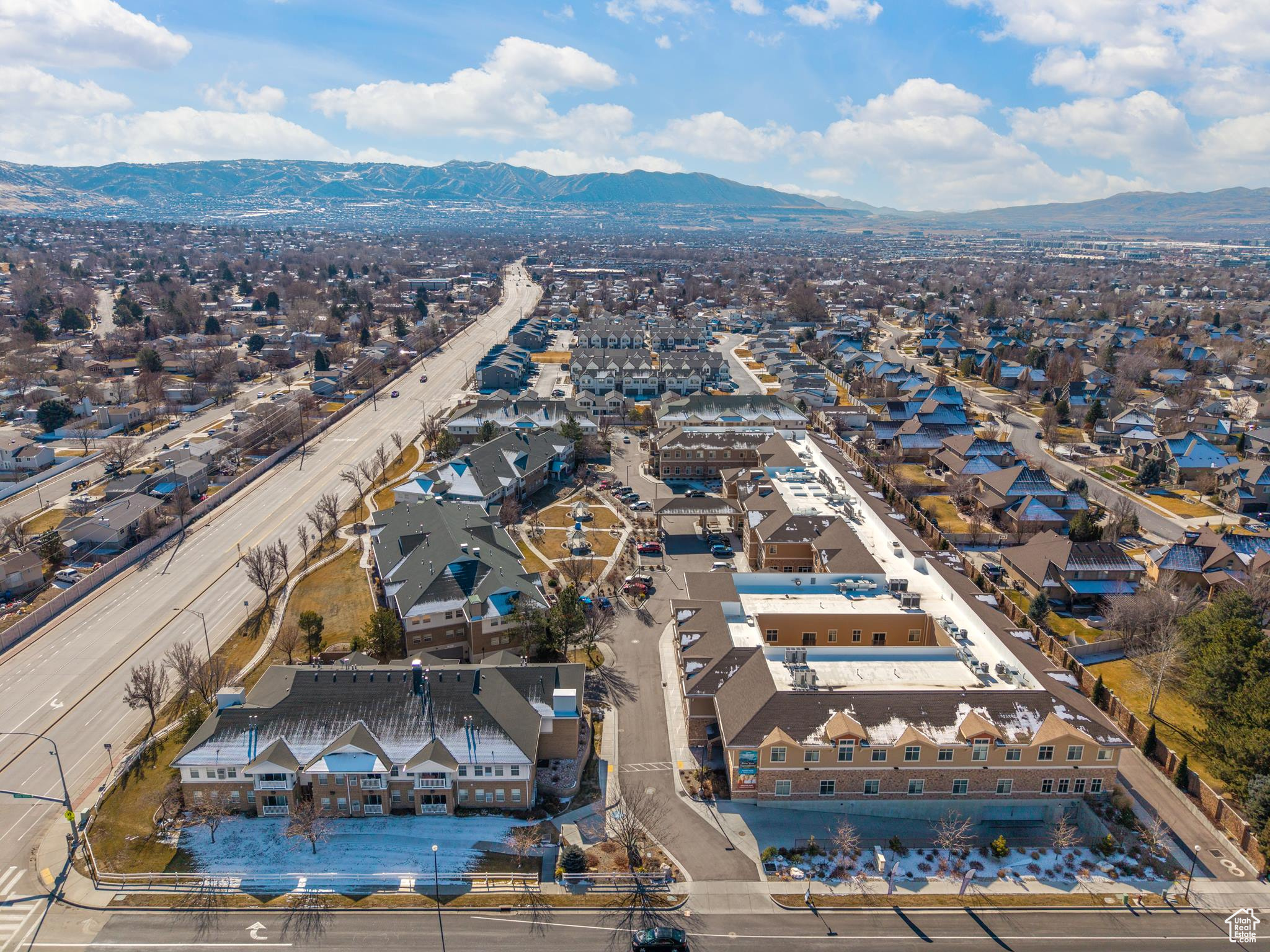 Aerial view with a mountain view