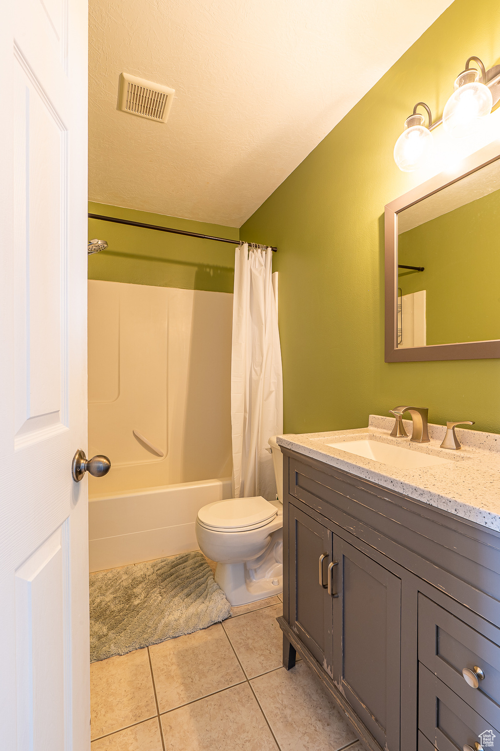 Upstairs Hallway Bathroom